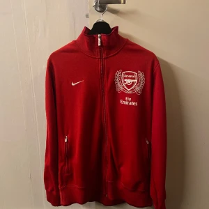 Arsenal tröja - Hej, jag säljer min Arsenal tröja. Tröjan är väldigt bekväm och snygg. Dessutom är den knappt använd. Hör av er om ni vill ha fler bilder eller om ni har någon fråga. Pris kan diskuteras. 😁