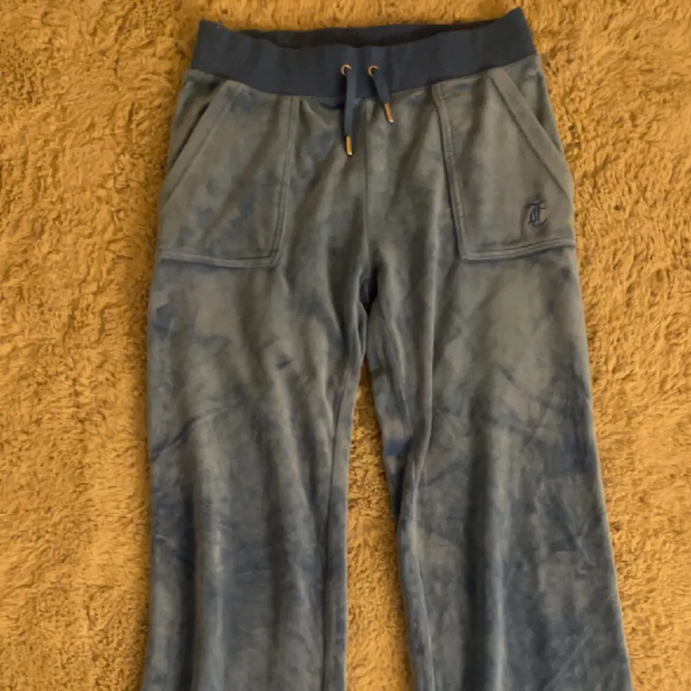 Sparsamt använda juicy byxor. Intressekoll på mina blåa juicy byxor. Det finns inga tecken på användning då jag typ använt dom 2 gånger. Jag köpte dom för 1200🥰skriv om du har nån fråga! . Jeans & Byxor.