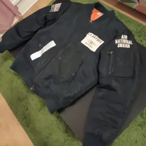 Marin blå MA-Bomber 1 jacka - S/M jacka jag är 180 cm och den passar precis på mig. Passar bäst med en luvtröja under (ex en grå) och jackan både uppknäppt och stängd det är smaksak. 