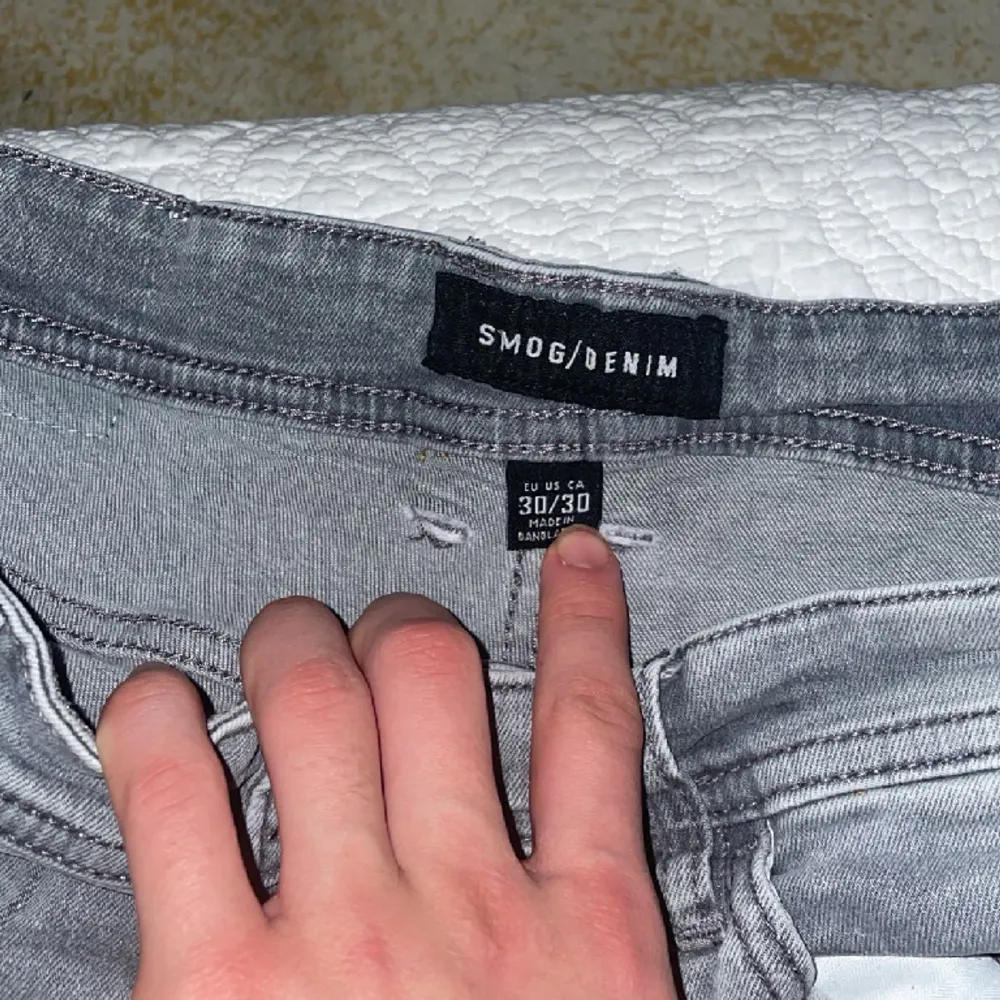 För snygga jeans, glömt bort vart dom är ifrån, men minns att priset låg mellan 500 till 600. Jeans & Byxor.