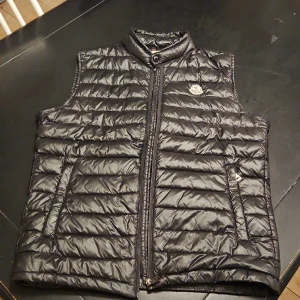Moncler väst strl 2 - Monclerväst svart Strl  2 Skick 9/10 