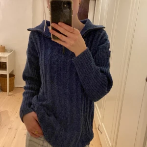 Stickad tröja💙 - Intress koll på en super snygg stickad tröja som är i ganska bra skick men ganska använd💙jag vet inte vart den är köpt❤️❤️