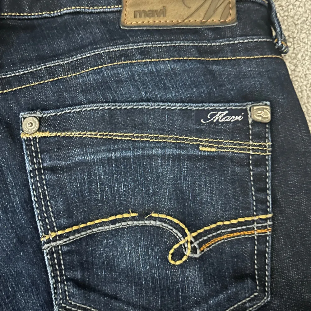 Superbra lågmidjade jeans i marinblå✅Passar mig som är ca163/164 toppen💞Har fler bilder så det är bara att skriva för mer info. Jeans & Byxor.