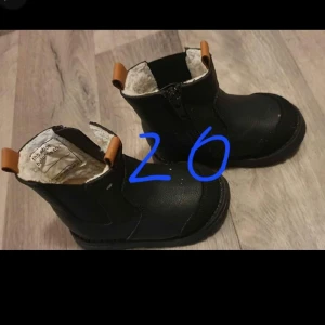 Barnskor - Aldrig använda skor till pojk. Strl är 20. 