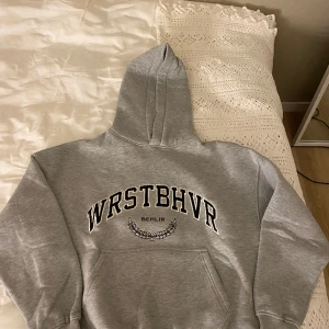 Grå wrstbhvr Hoodie - EN grå, stor och skön Hoodie med tryck på🥰orginalpris 1000kr