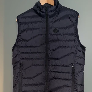 J.Lindeberg svart väst (Ord. Pris. 3000) - Storlek M Inte använd mycket, ett par repor men inget som syns