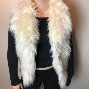 Vit fluffig väst - Hur gosig som helst!