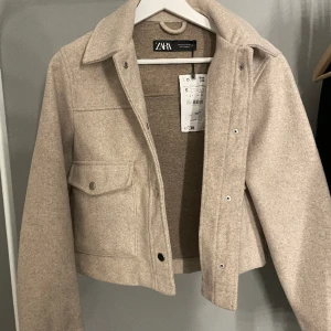 Zara jacka - Denna zara jackan som inte alls är använd, bra skick, nypris 399 säljer den för 150kr, pris kan diskuteras 