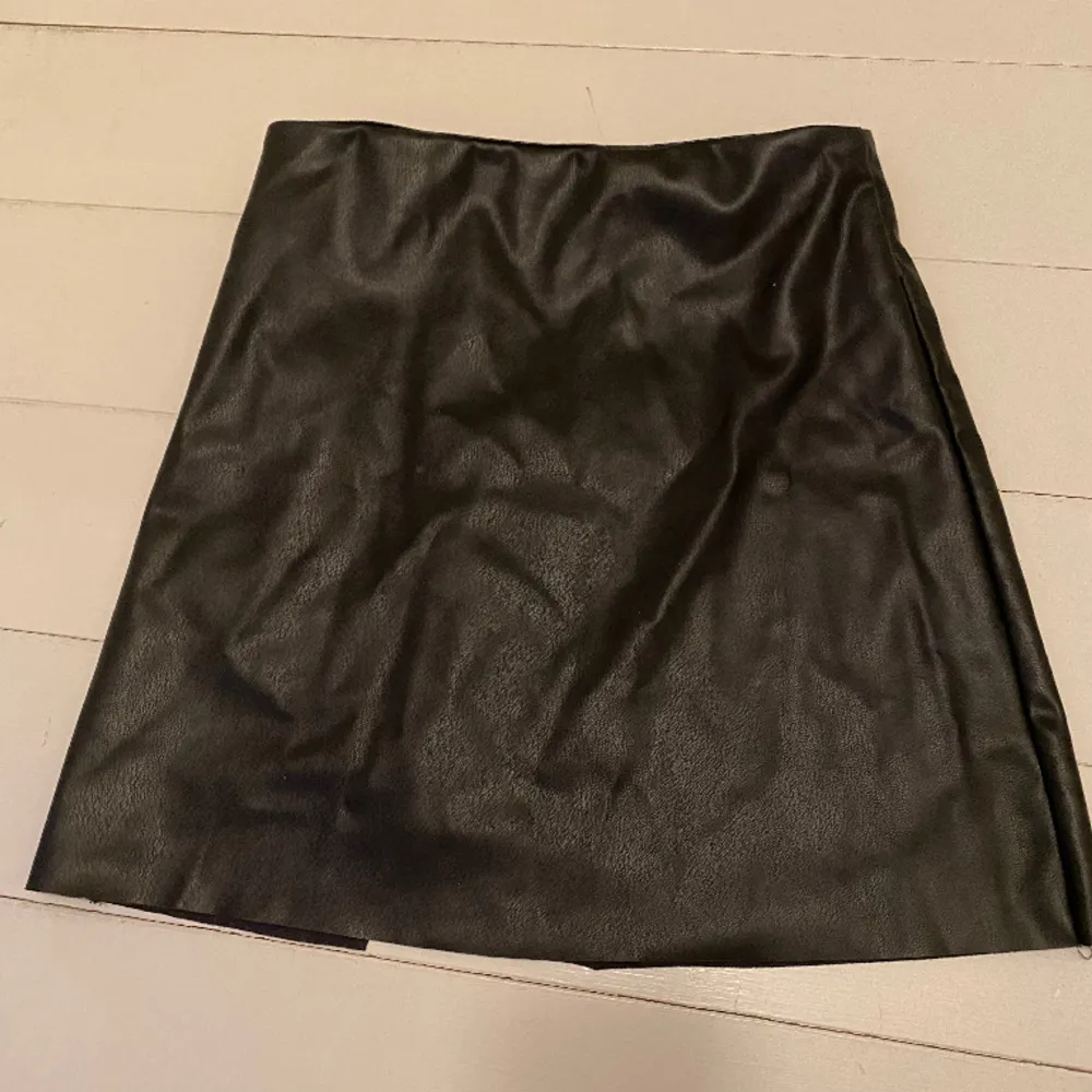 En gullig svart skinnkjol från H&M i storlek 134. (Det är inte äkta skinn). Säljer eftersom den är för liten för mig. . Kjolar.