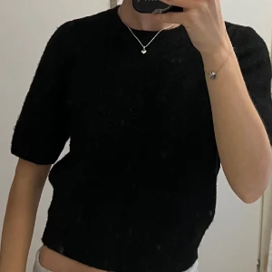 Kortärmad stickad tröja  - Bra skick och inte nopprig.😊