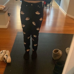 Svarta fiorucci jeans med änglar - Svarta jeans med änglar. Ganska bra skick några änglar är lite slitna. Skinny+highwaist.