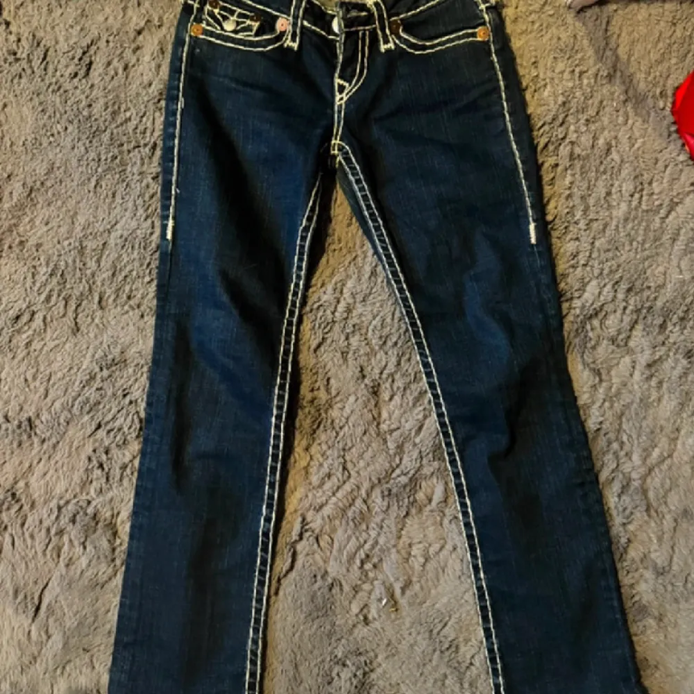 Jätte snygga true religion jeans i modellen ”Billy super T”. Kika gärna in min profil då jag säljer fler lågmidjade jeans. Midjemåttet tvärs över: 40cm💗 Innerbenslängd: 76cm Säljer tyvärr då dom börjar bli lite små på mig. Nypris: över 2000kr. . Jeans & Byxor.