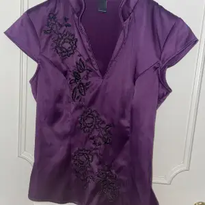 jätte söt lila tshirt/blus/tröja med svarta blom detaljer! den är från veromoda, vet ej storleken men skulle gissa på small eller medium! fråga efter fler bilder💕