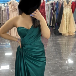 Grön festklänning  - Jättefin använd endast en gång! Köpt på Wedding Castle i Barkarby.  Nypris 3500kr  