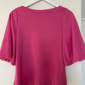 Fin rosa blus/topp med puffärm🌸 Använd köp nu 💫