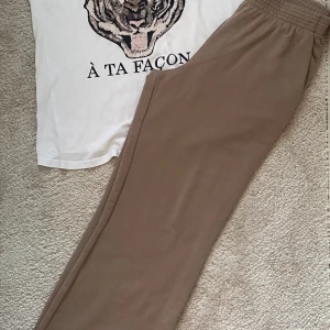 Mjukis byxor o t-shirt - Byxor + t-shirt i storlek M