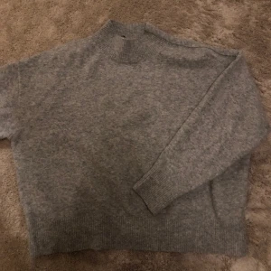 Stickad tröja - Köpt second hand men i bra skick, storlek XL men passar M/L