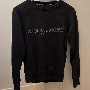 acqua limone tröja - säljer min välvårdade acqua limone tröja då den sällan används. inga skador på den och passar till de mesta kläderna man har på sig med den. storleken är xxs men tröjan är väldigt stor i storleken så den passar S. tveka ej på att skicka frågor. 