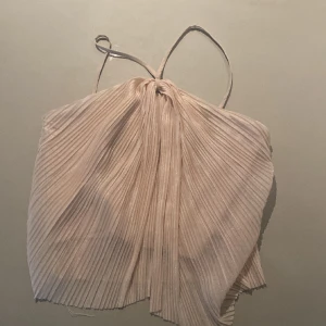 En Beige topp🤍 - En beige topp från SHEIN som har används ca en gång🤍säljer den för att den aldrig kom till användning för mig🤍