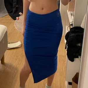 Blå kjol med slits - Min spegel är smutsig, inga fläckar på kjolen! Säljer billigt då den inte används💓
