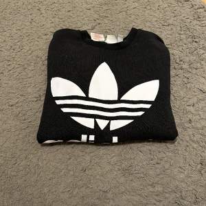 Svart adidas sweatshirt i bra skick. Är storlek 160 vilket motsvarar ca XS.