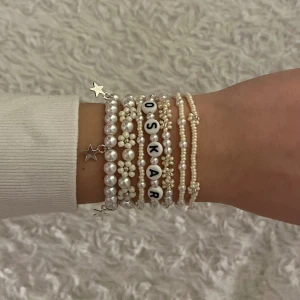 Silver armband  - Suuuper snygga armband, designa fritt med egna namn designs och färger😍 finns att få i guld och silver💕💕 pris varierar beroende på design, vid köp av 4 armband frifrakt annars 18kr frakt💕