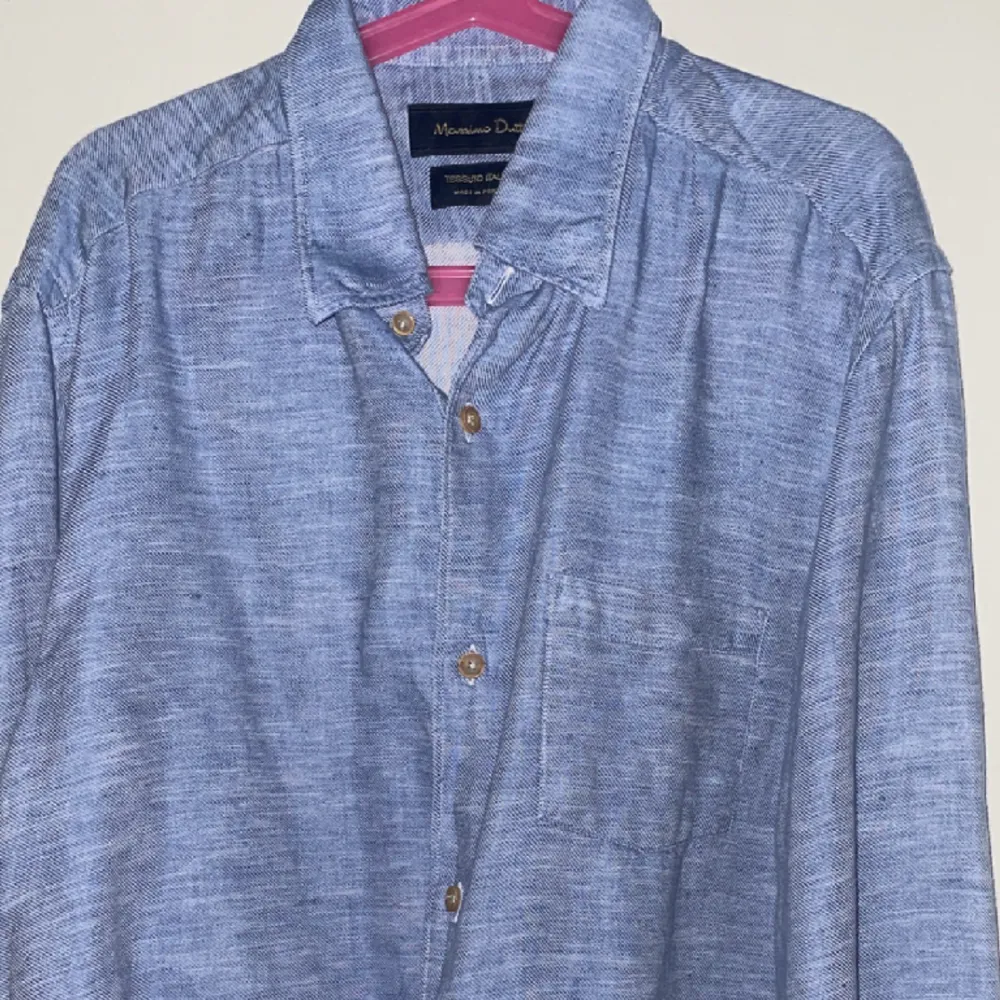 Säljer denna Massimo dutti skjorta, skick 8/10. Storlek S, pris 299.. Skjortor.