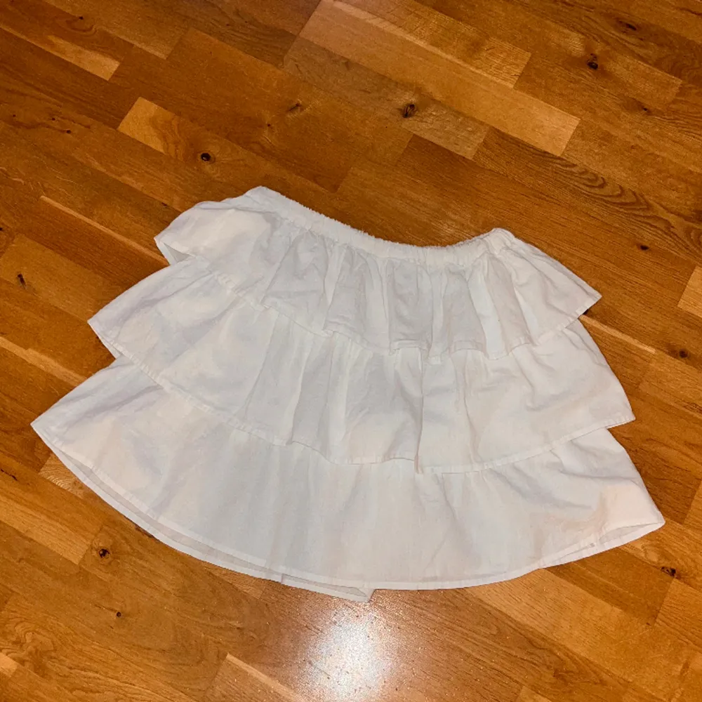 Säljer denna vita linnekjol som jag köpt från boohoo🤍✨använd fåtal gånger och i storlek 42. Kan hämtas och skickas. Kunden står för frakt.. Kjolar.
