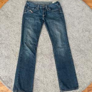 Så snygga diesel jeans | lowwaist Bootcut med superfina detaljer 💙Mörkblåa, toppenskick, köpta på second hand Mätt: midjemått rakt över 38 innerbensmått 81 Skriv vid frågor eller intresse 💗
