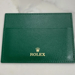Rolex tillbehör korthållare  - Tja! Säljer en äkta Rolex korthållare som du får med när du köper en Rolex. Alltså ett Rolex tillbehör, skicket är 7/10. Pris är alltid diskuterbart 