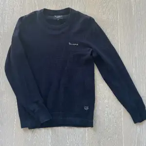 En sweatshirt från bondelid i mörkblå färg 