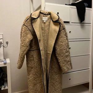 Lång kappa - En lång varm höst och vår kappa i Teddy liknande material som inte kommer till andvändning. Andvän fåtal gånger och köpt på H&M (stor i storlek). För frågor m.m.. skriv☺️