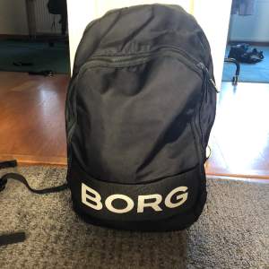 Säljer denna fina Björn Borg ryggsäck eftersom den inte används längre. Helt okej skick, lite sliten men funkar precis som den ska och frf ganska fin. Kom privat för mer info och bilder!