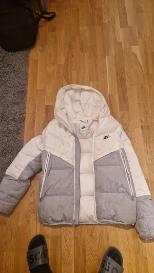 Nike jacka - Säljer min nike vinterjacka den är lite smutsiga men den är i bra skick annars 