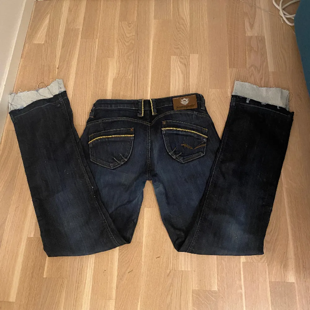 ett par fina lågmidjade jeans som tyvärr är lite stora för mig🙌. Jeans & Byxor.