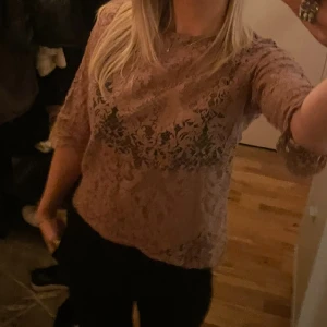 ljus rosa spets topp  - Jätte fin rosa spets topp ifrån VILA🥂 Storlek S 💄 skriv vid funderingar eller fler bilder 💋