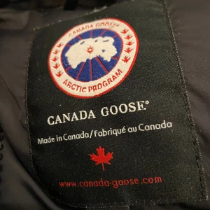Canada goose - Hej jag säljer min canada goose väst på grund av att jag inte använder den längre. Den är storlek L/G, 75cm lång från krage och ner. Jag är 180cm lång och den passar perfekt. Skick: 9/10 Nypris: 6500kr-7300kr
