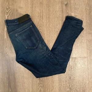 Tiger of Sweden Jeans - Tiger of Sweden Jeans i mycket bra skick. Nypris ~1700kr 34/32 men sitter mer som 31-32/32 eftersom modellen är väldigt slim. Hör av dig vid frågor och priset är inte hugget i sten.