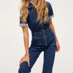 Denim jumpsuit - Säljer min fina jumpsuit då den är lite för kort på mig (177cm). Använd endast fåtal gånger men ser oanvänd ut. Perfekt till våren. Betalning sker via Swish! (Säljer även samma i svart) Pris kan diskuteras!💙