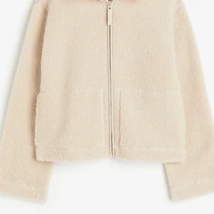 Pälsjacka h&m - Jätteskön pälsjacka/tröja från H&M, perfekt skick och sparsamt använd ❤️❤️❤️