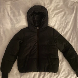 Jacka från Nelly - Svart jacka från Nelly, storlek S. Knappt använd så den är i fint skick. Säljer den för att den inte används, då jag använder mina andra jackor mer. Nypriset var 599kr, mitt pris är 350kr. Frakt tillkommer💕