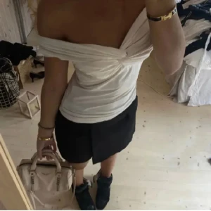 Off shoulder topp - Säljer en helt ny off shoulder topp från hm då den inte riktigt va min stil. Den är helt oanvänd och inga defekter. Säljer igen då de va en oseriös köpare. 