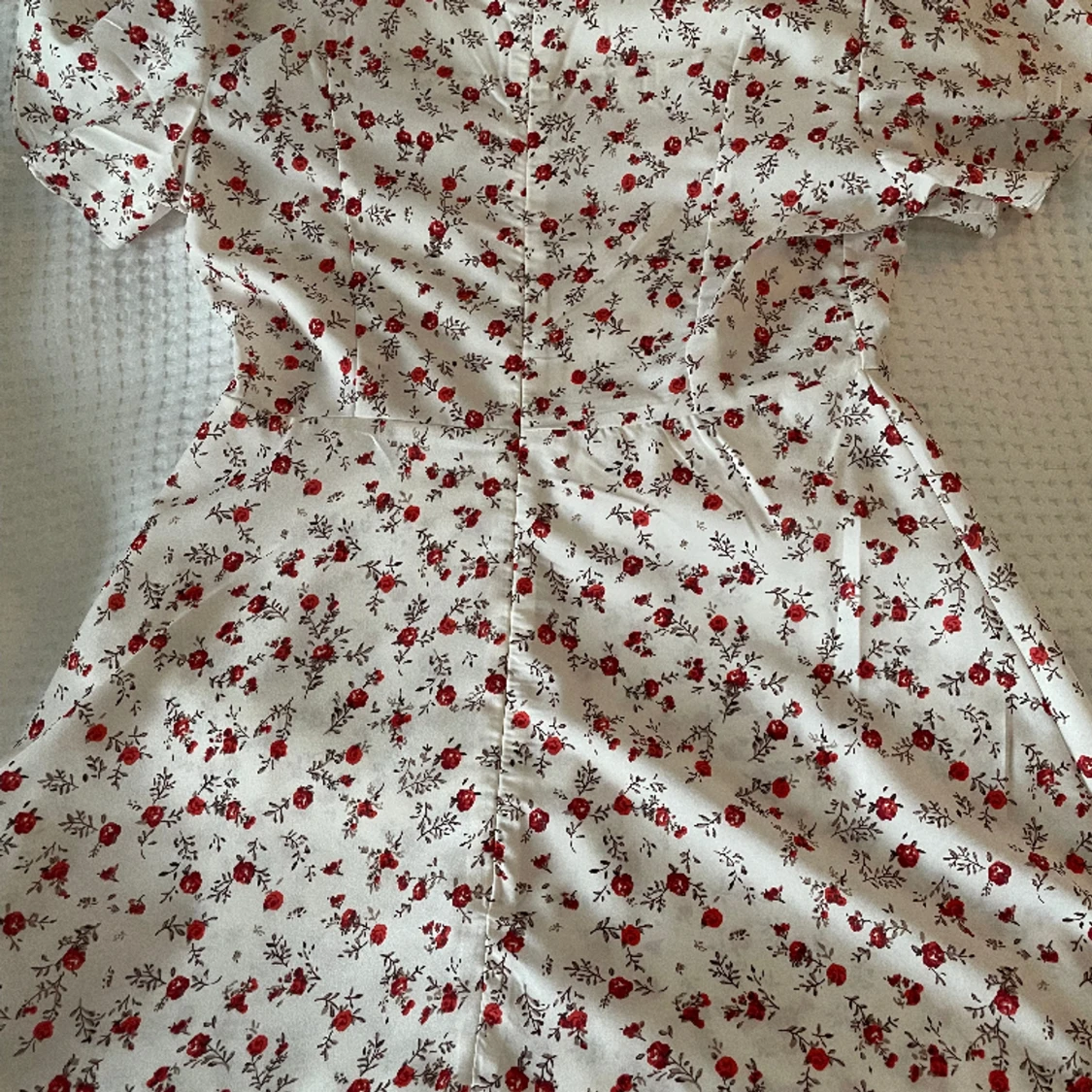 Jättefin klänning men röda blommor på - 91