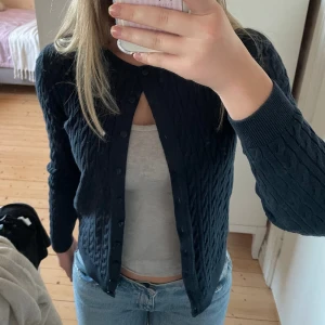 Stickad kofta - !!Kontakta mig innan ni klickar köp nu!! Nyskick! 