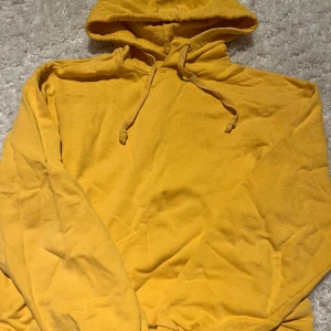 Gul hoodie - Gul hoodie från NA-KD! (Är mer som den gula färgen på första bilden än på andra) Använt fåtal gånger.