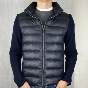 Roberto Ricci Cardigan  - Hej, säljer min snygga Roberto Ricci cardigan då den inte passar. Strl: M, Nypris: 4161kr, Mitt pris: 2199kr, Modellen på bilden är 184 cm. En perfekt vårjacka enligt mig. Hör av er privat vid vid minsta fundering.  //Milton