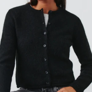 Ginatricot kofta - Kofta från Gina med knappar. I den mörkblåa färgen. Aldrig använd💞privat för egna bilder💞nypris 400kr