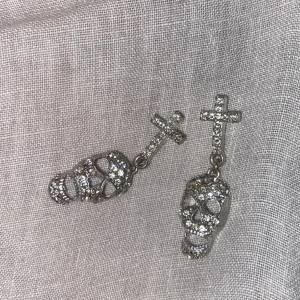 Örhängen i silver 925 - jätte fina men kom ej till användning tyvärr💕  Väger inte något priset går att diskutera  Skriv för mer bilder💕😍🌸