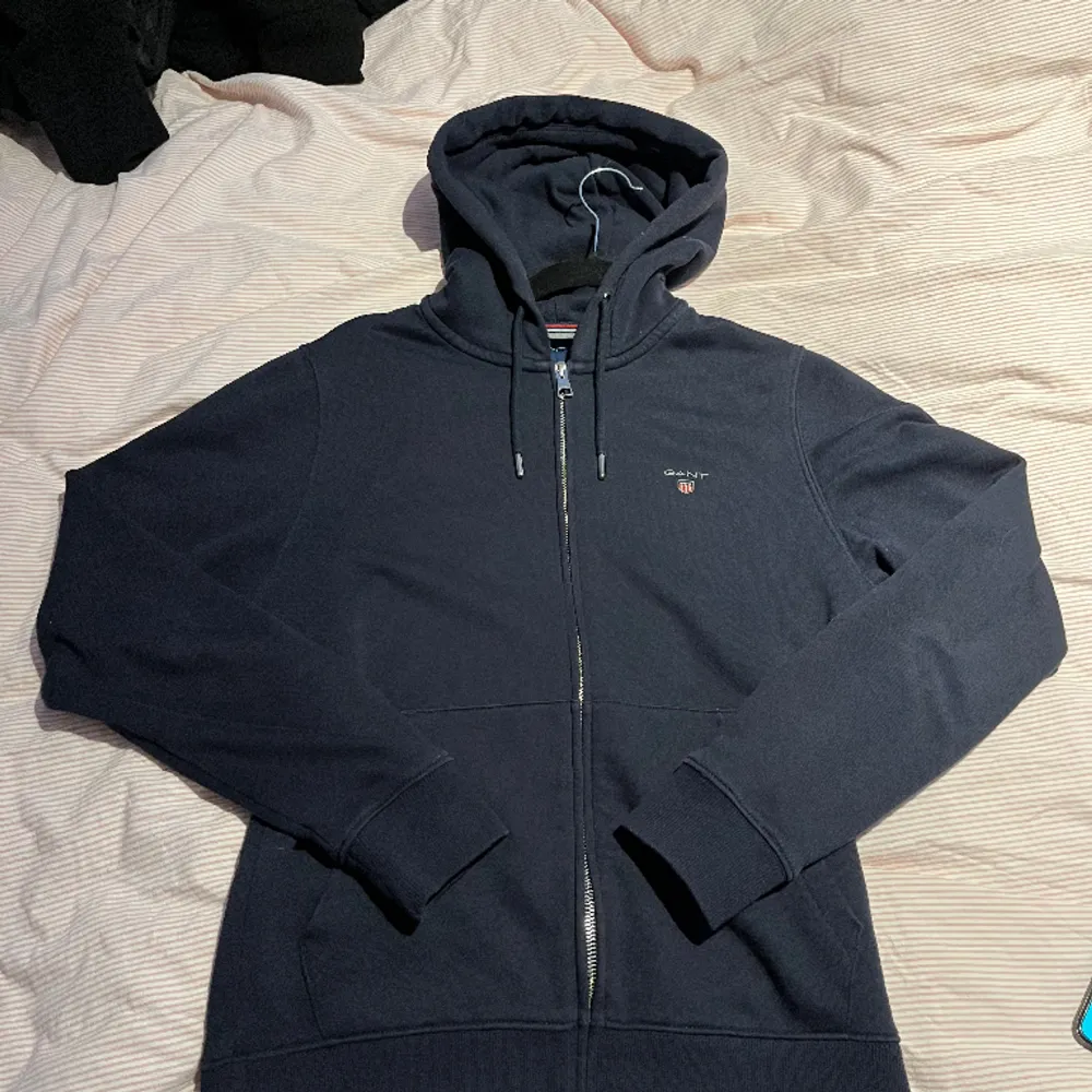 Size S Nypris 1400kr Clean zip hoodie från Gant, inga flaws på den men den är måttligt använd, därav så släpper jag den för så billig peng jag kan.. Hoodies.