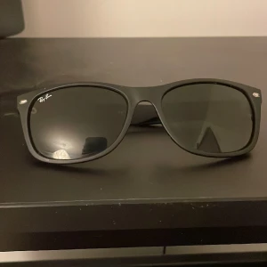 Rayban new wayfarer - Tja säljer dessa rayband new wayfarer använda cirka 10-15 gånger| helt ok skick 8/10 ny pris 1400-1000 säljer för 700  eller mindre pris kan diskuteras bara at Skriva till mig. Har ej og förpacking eller fodral